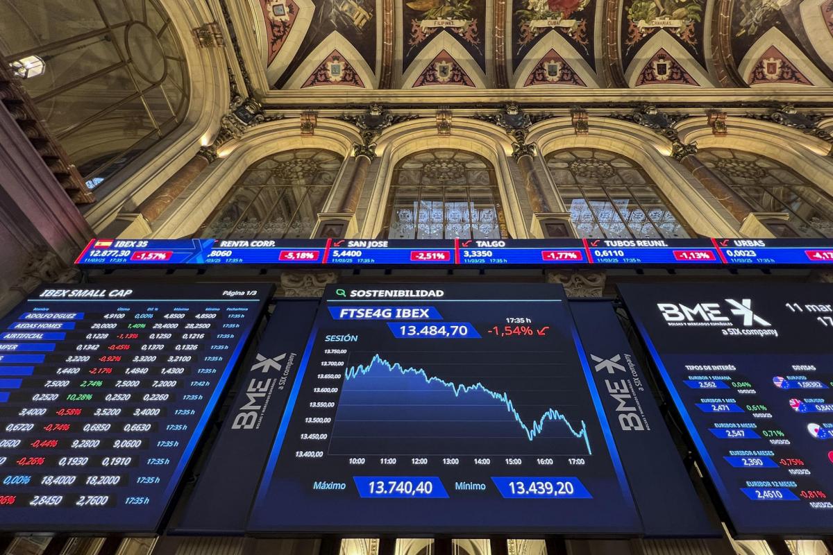 Paneles del IBEX, en el Palacio de la Bolsa de Madrid, este 11 de marzo de 2025