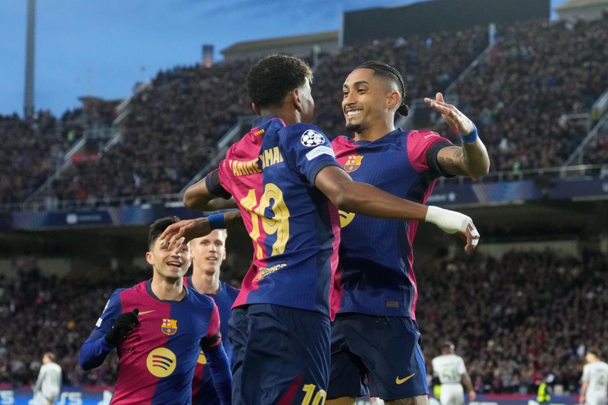 Raphinha y Lamine Yamal, los dos goleadores del Barça ante el Benfica, celebran uno de los tantos