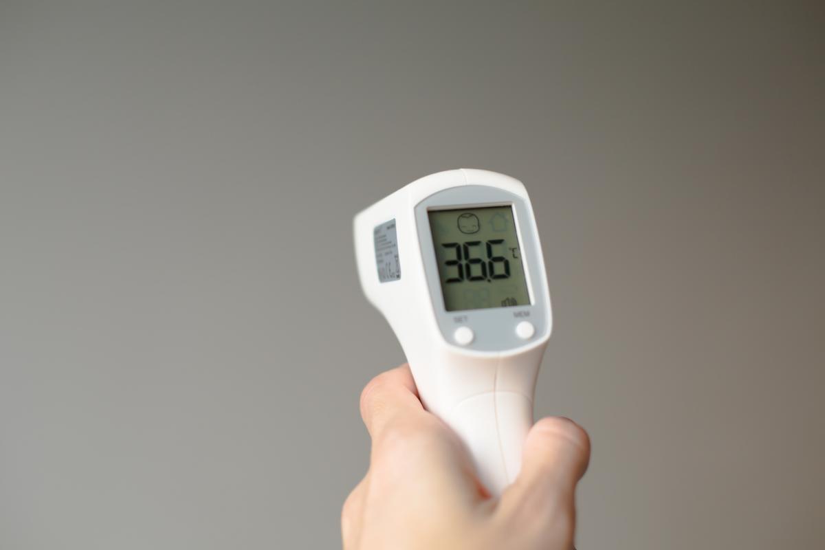Termómetro digital marca 36,6º.