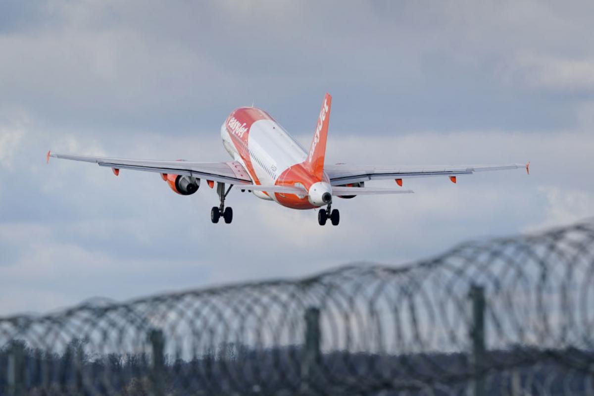 Imagen de archivo de un avión de la compañía EasyJet saliendo del aeropuerto de Gatwick, en Londres (Reino Unido).