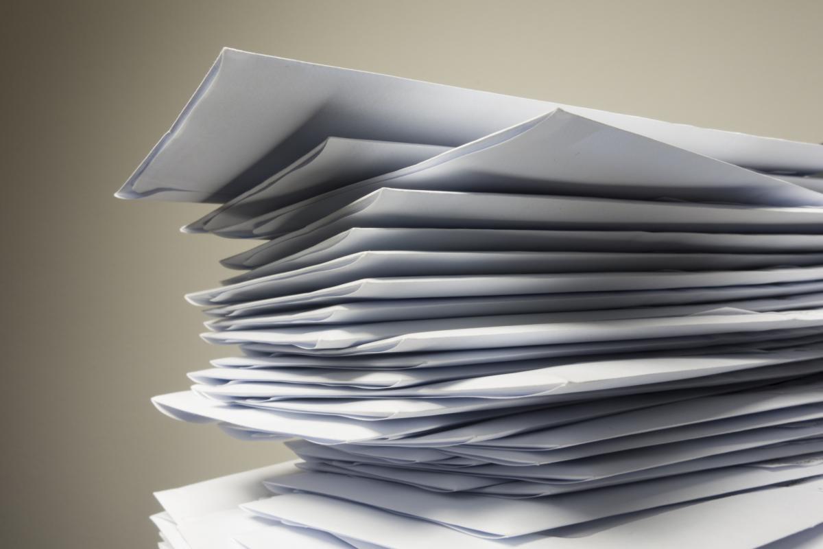 Cartas amontonadas, en una imagen de archivo