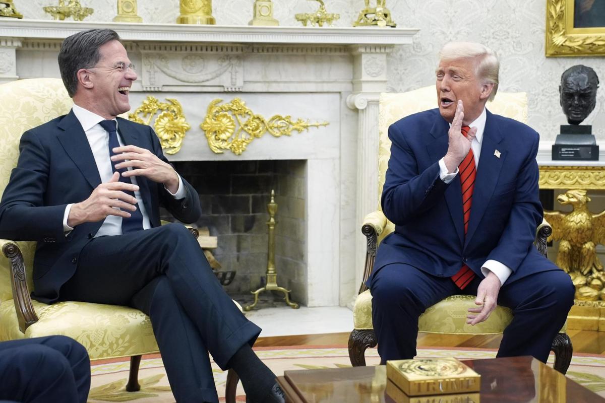 El presidente de EEUU, Donald Trump, junto al líder de la OTAN, Mark Rutte, en el despacho Oval de la Casa Blanca, este jueves.