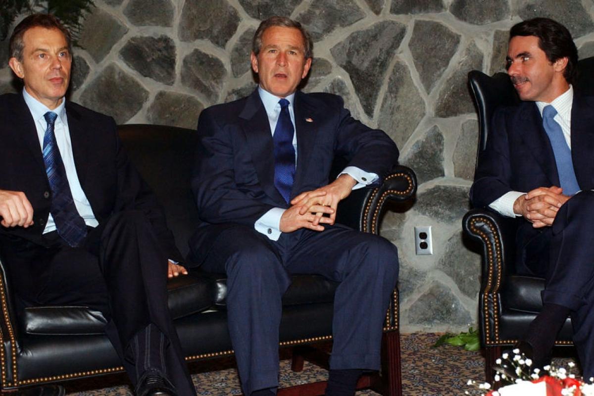 El ex primer ministro británico y laborista Tony Blair, el expresidente estadounidense republicano George W. Bush II y el expresidente español y popular José María Aznar, en las reuniones de la cumbre en las islas Azores. La foto conocida como la 'del trío de las Azores'.