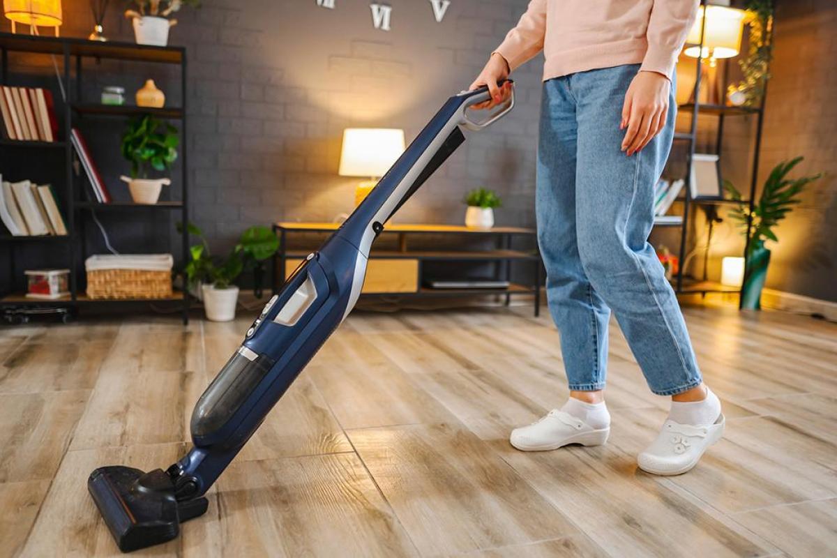 Una persona pasando la aspiradora en su casa.