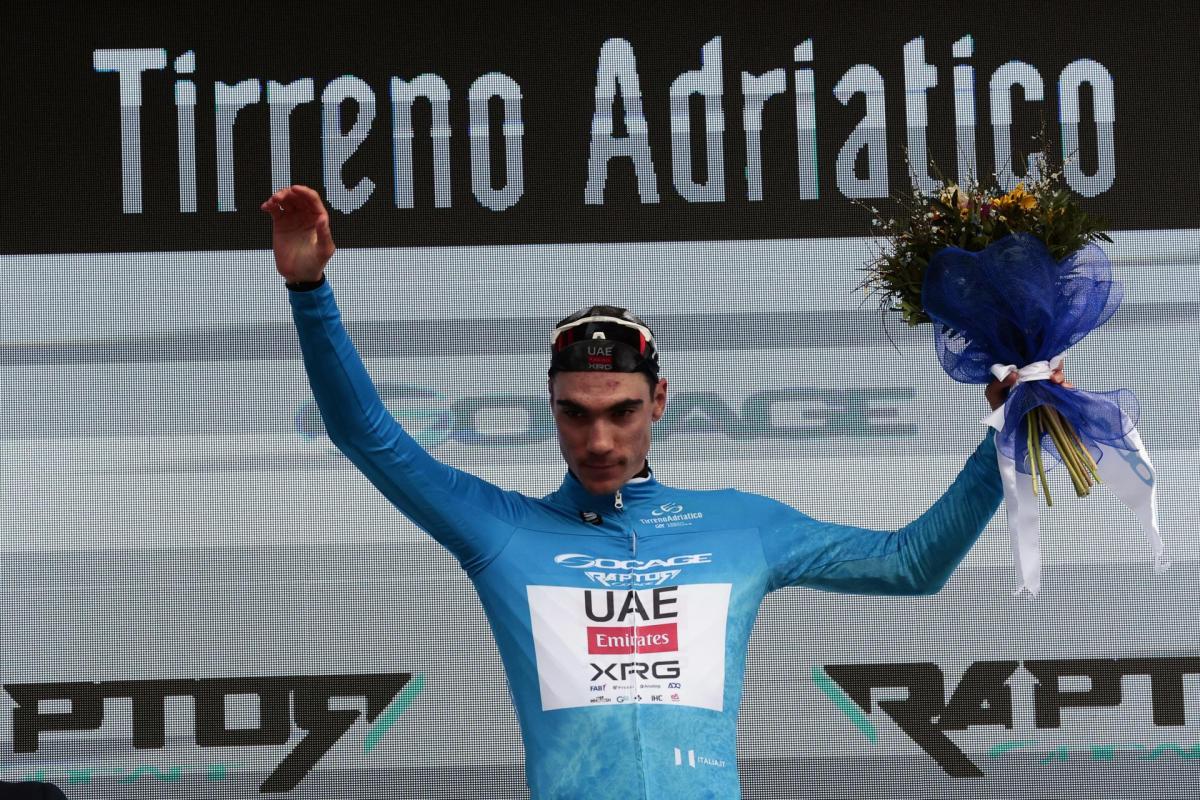 Juan Ayuso celebrando su victoria este domingo.