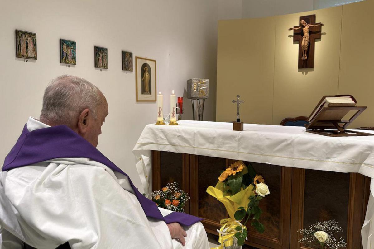 Primera imagen del papa Francisco en el hospital Gemelli de Roma.