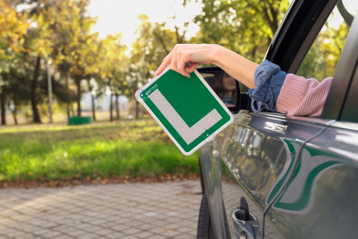 Un conductor novel sosteniendo una L, en una imagen de archivo.