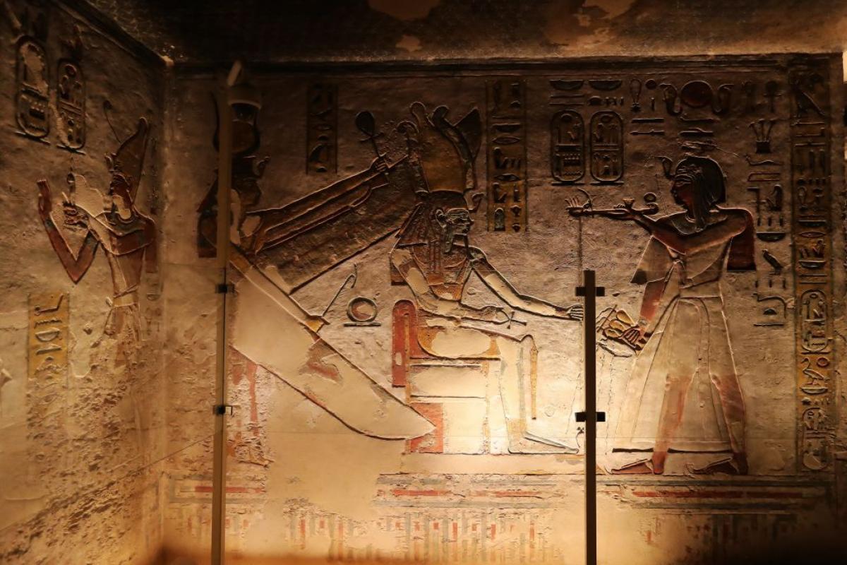 Detalle de un mural en el Valle de los Reyes en Luxor (Egipto)