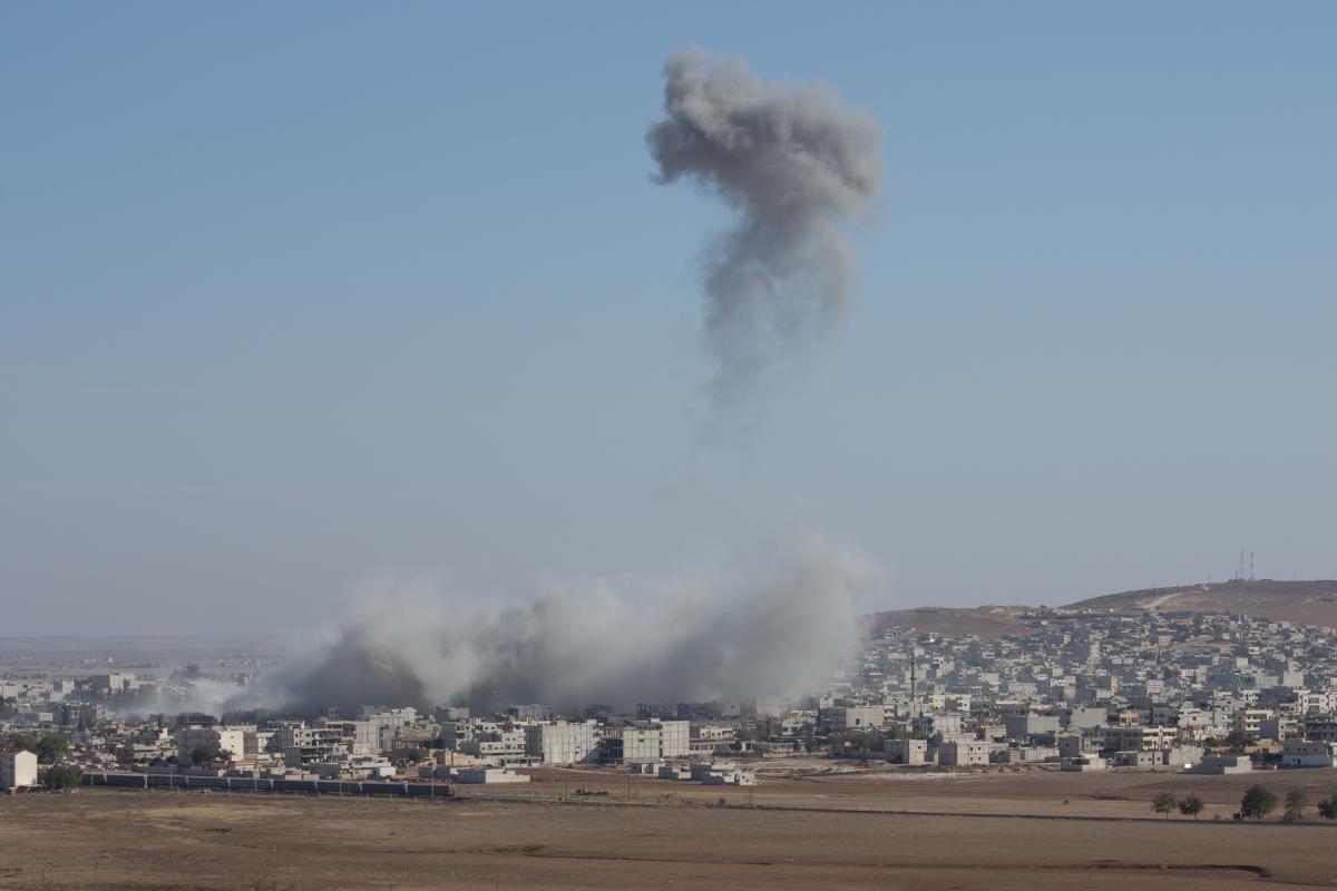 Imagen de un bombardeo sobre la ciudad de Kobane (Siria) en 2017.