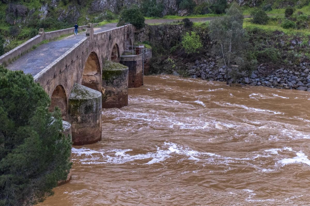 Caudal del Río Odiel a su paso por la localidad onubense de Sotiel Coronada