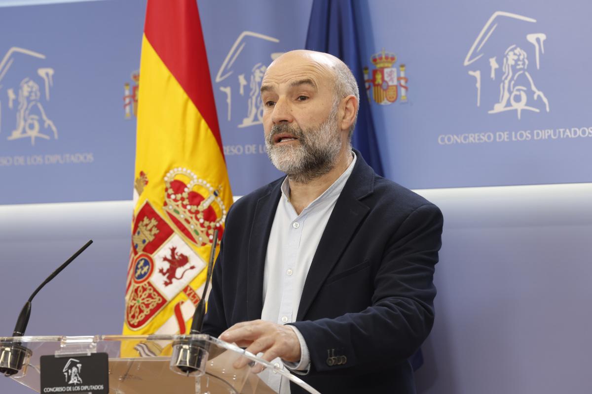 El diputado del BNG, Néstor Rego, durante la rueda de prensa que ha ofrecido este martes en el Congreso.