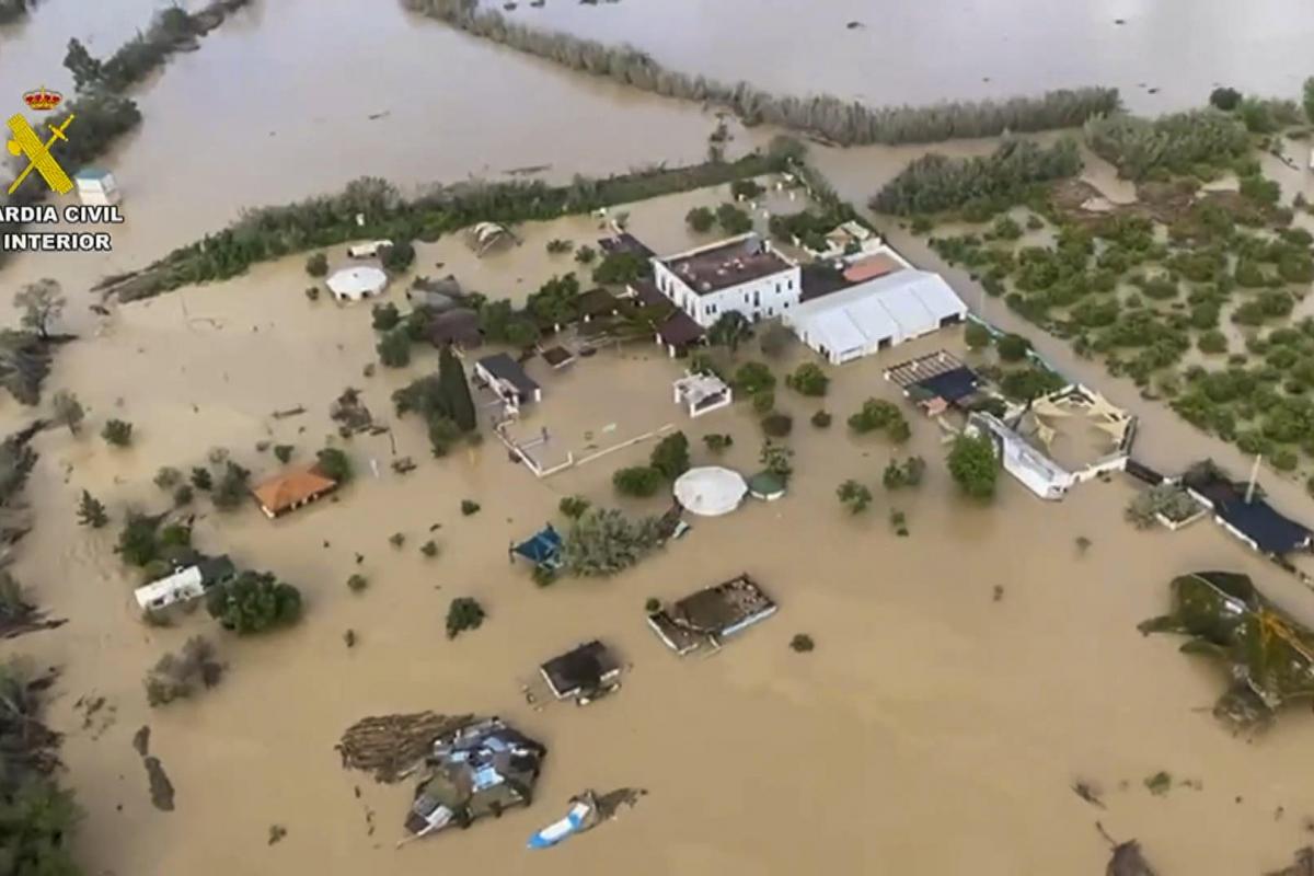 Imágenes tomadas desde el helicóptero del Servicio Aéreo de la Guardia Civil del río Guadalhorce a su paso por Álora y Cártama, en Málaga.