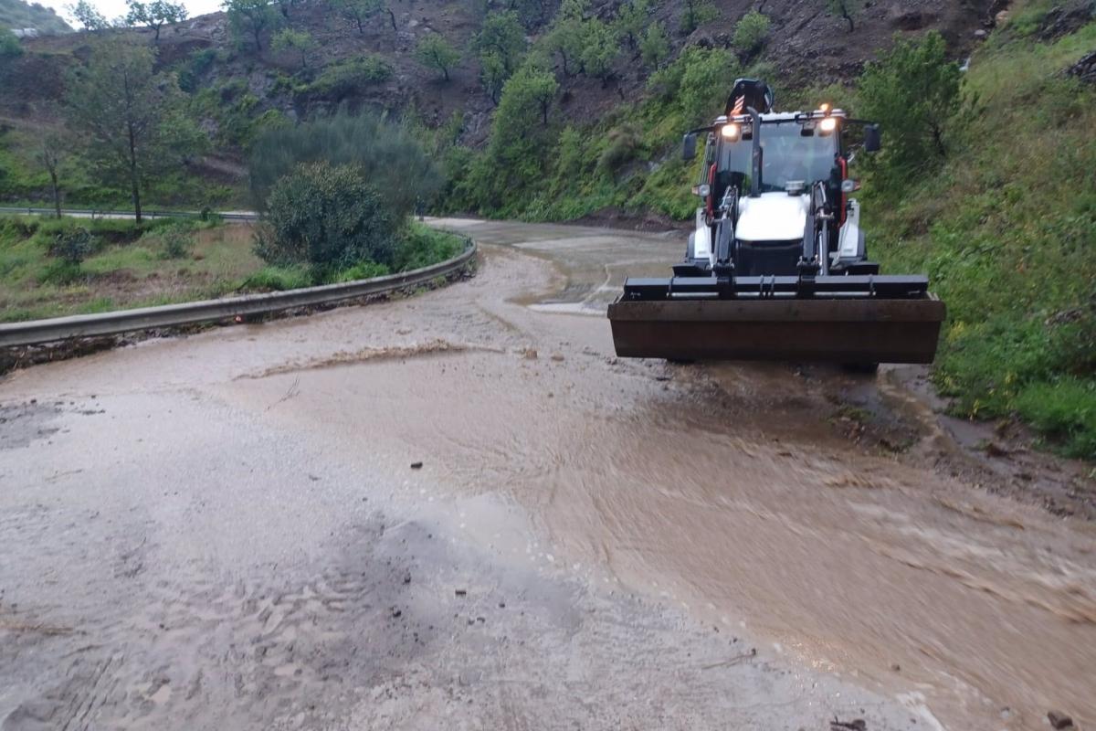 La Diputación de Málaga trabaja en diversas carreteras de la provincia debido a las incidencias por las lluvias.