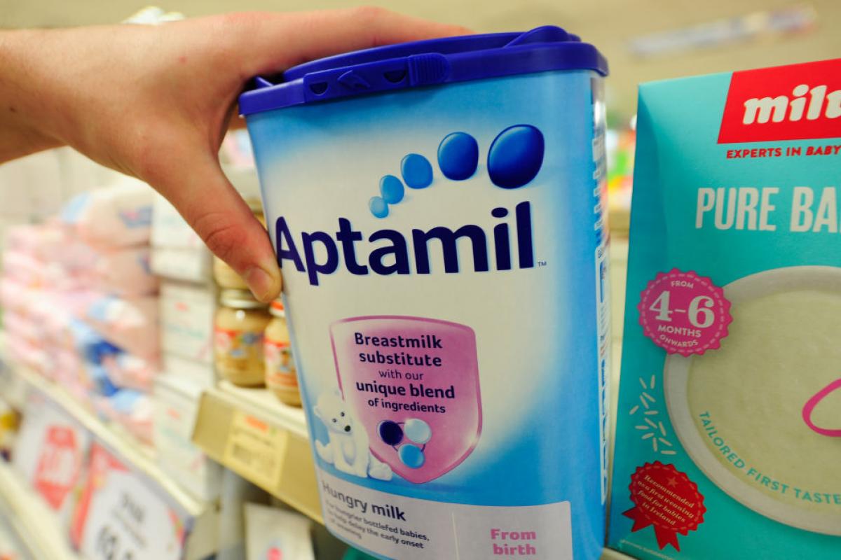 Un bote de leche en polvo de Aptamil.