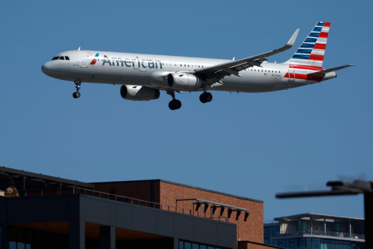 Un vuelo de American Airlines aterriza en el aeropuerto de San Diego.