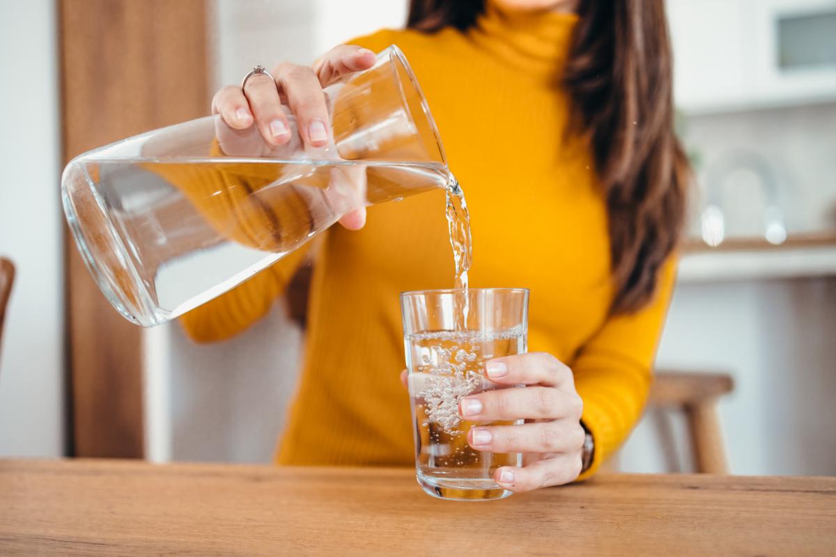 Una persona bebiendo agua.