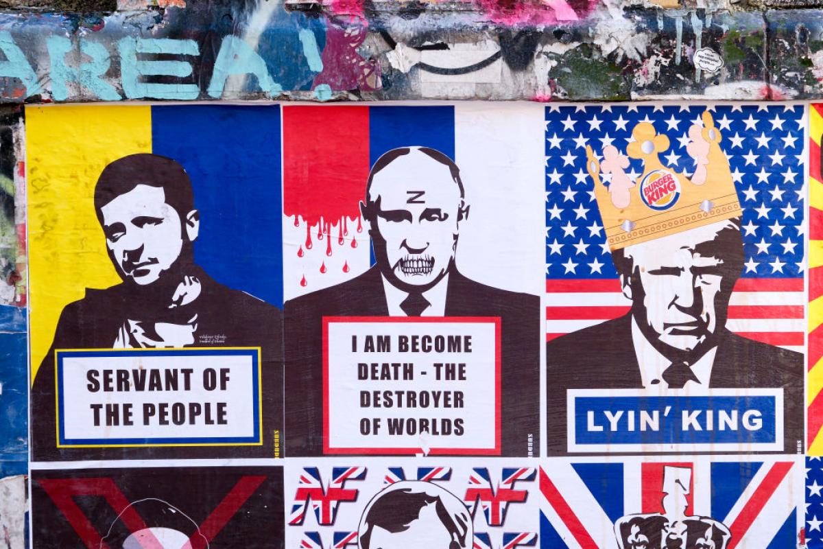 Grafiti de carteles políticos de Donald Trump, Volodomir Zelensk y Vladimir Putin