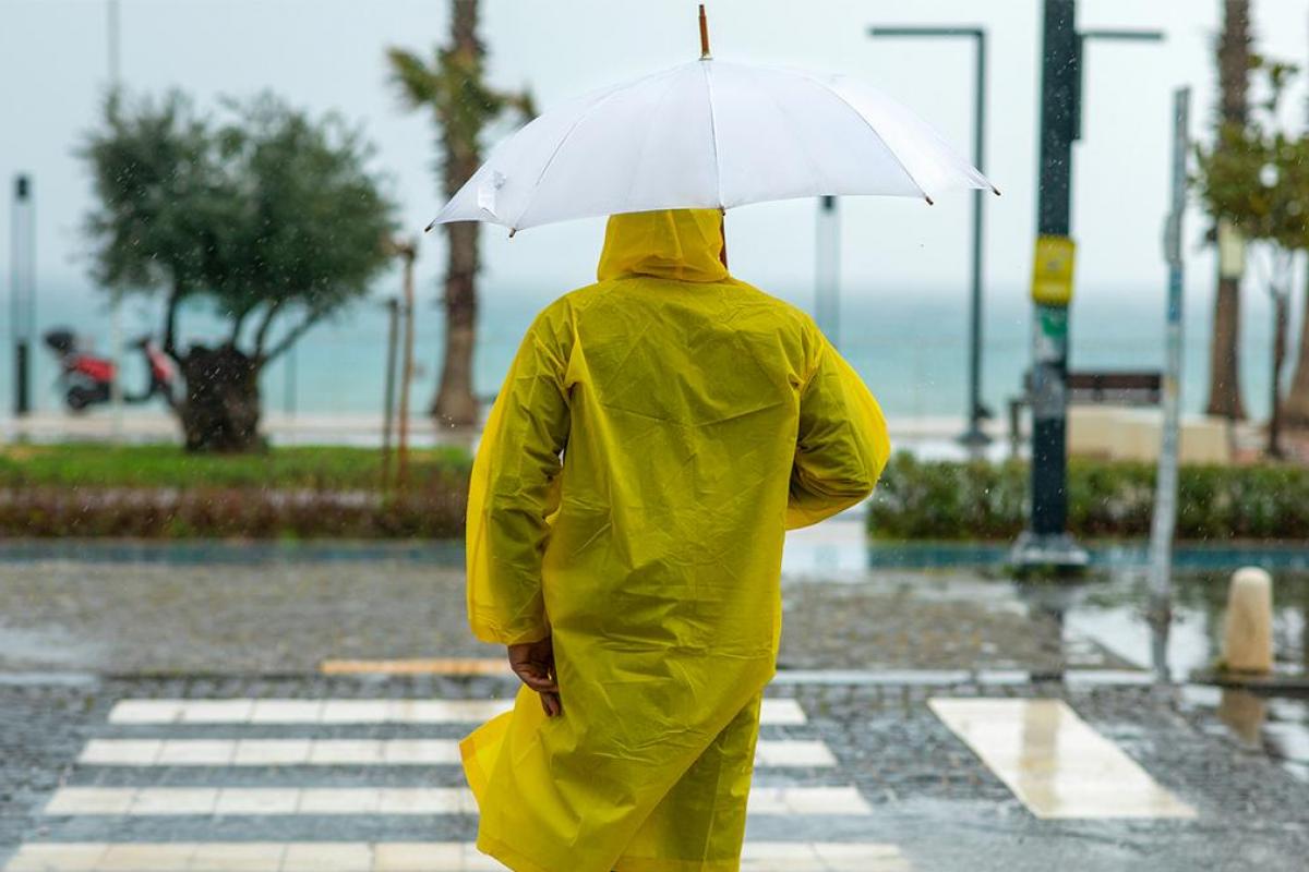 Una persona bajo la lluvia con un impermeable