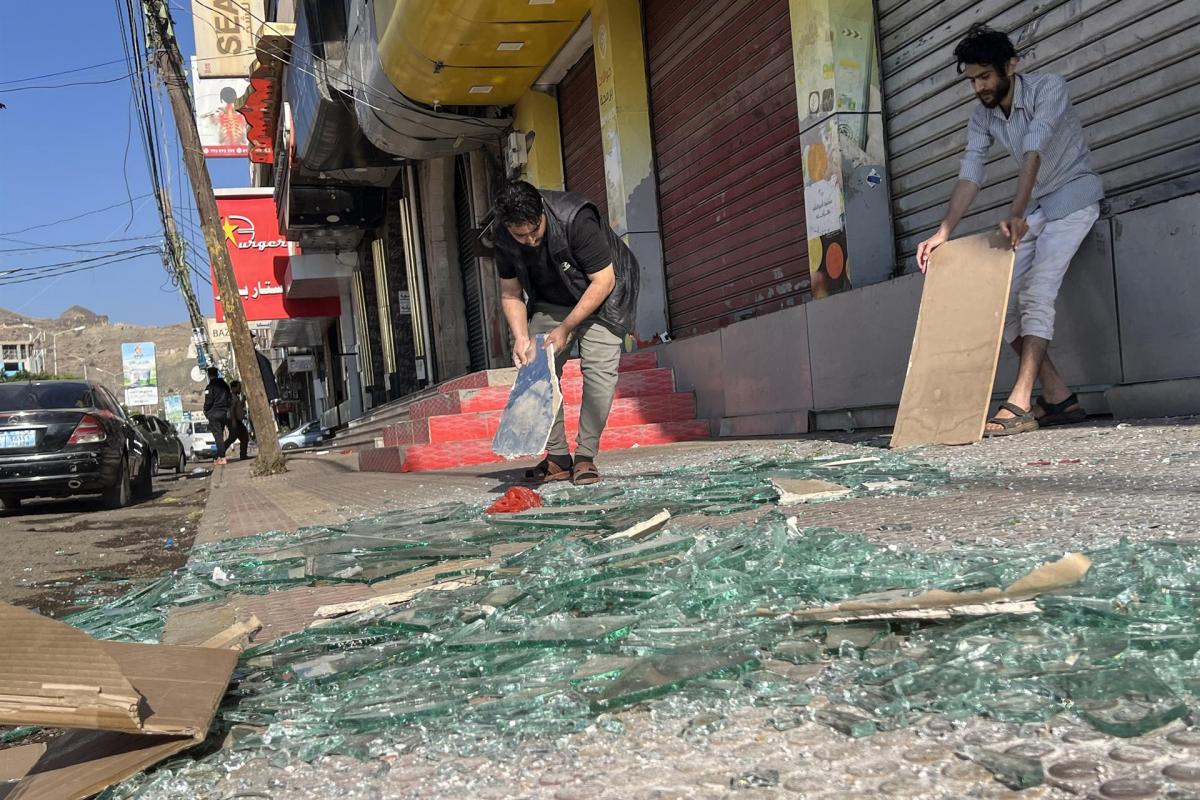 Unos hutíes recogen los escombros en Saná tras un ataque estadounidense.