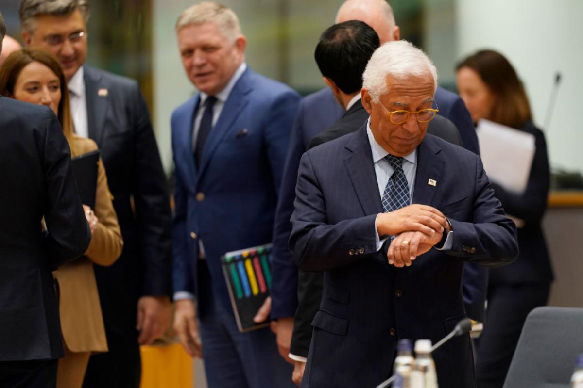 António Costa, presidente del Consejo Europeo, mira la hora en su reloj este jueves