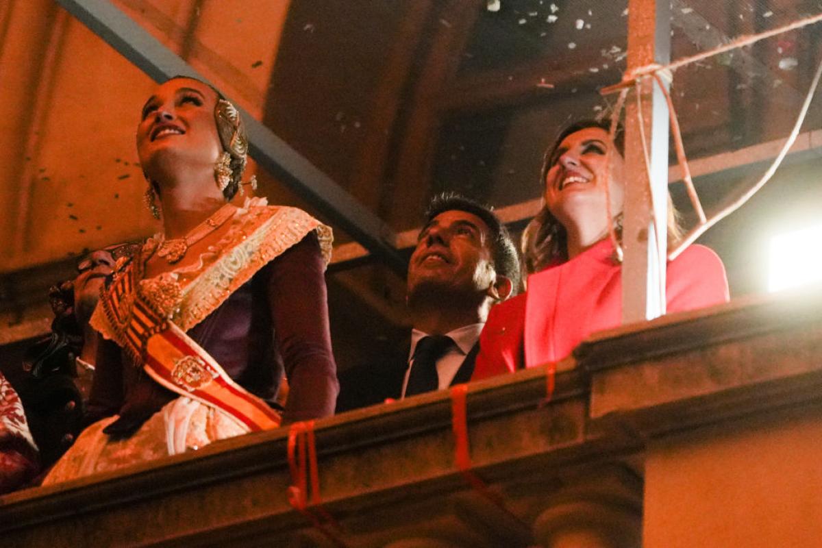 Carlos Mazón, en balcón del Ayuntamiento de València, para asistir a la Nit de la Cremà.