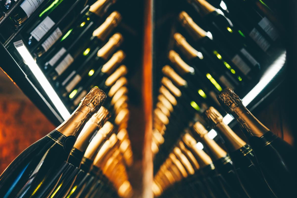 Imagen de archivo de botellas de cava.