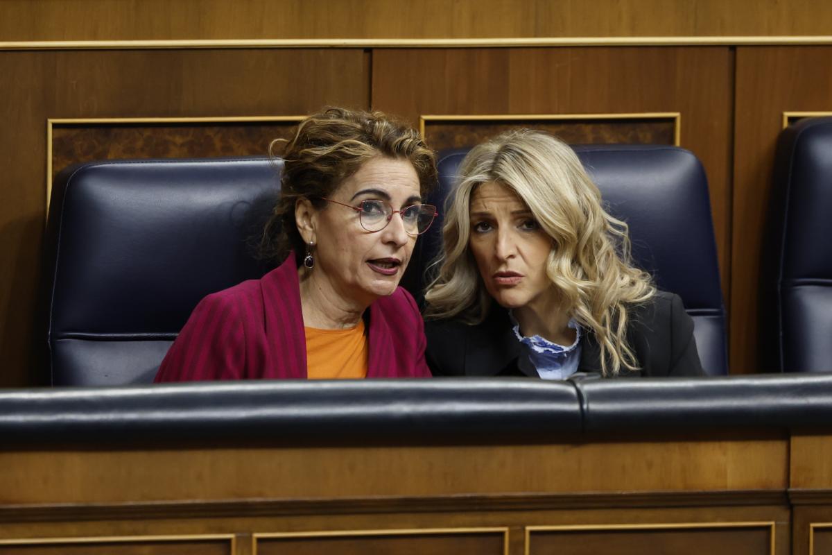 Las vicepresidentas primera y ministra de Hacienda, María Jesús Montero (i) y segunda y titular de Trabajo, Yolanda Díaz, durante el pleno del Congreso que se celebra este jueves.