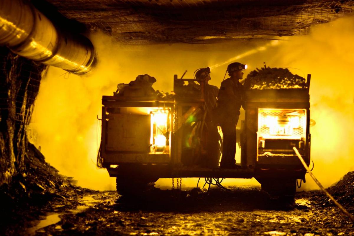 Obreros en una mina