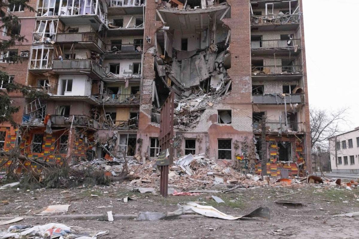 Un edificio dañado por un ataque de Rusia en Ucrania.