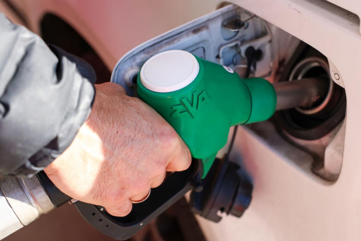 Un hombre llena el depósito de su coche diésel.