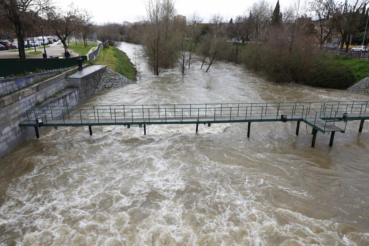 Caudal del río Manzanares este viernes en Madrid. La borrasca Martinho comenzará a alejarse este fin de semana, pero este viernes todavía deja vientos fuertes y lluvias con avisos en todas las comunidades salvo en Canarias, mientras en Madrid se han suspendido clases en las universidades y se recomienda el teletrabajo y evitar desplazamientos innecesarios.