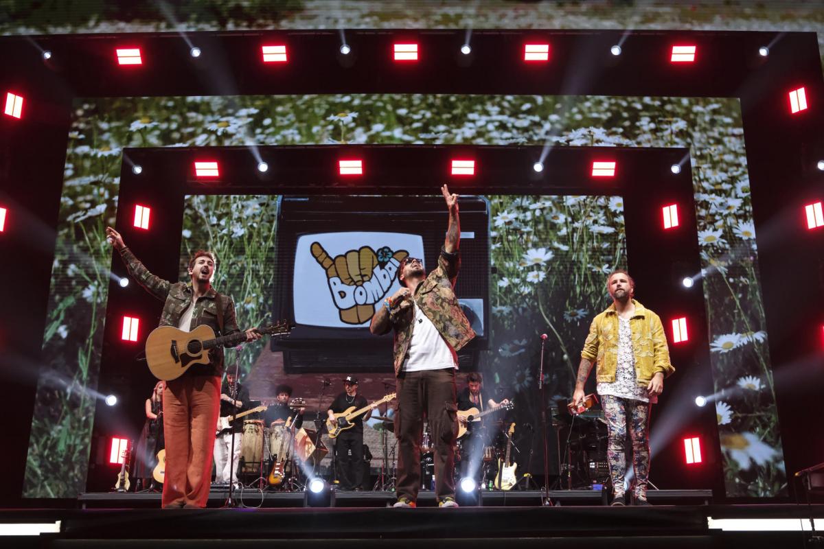 El grupo Bombai durante su actuación en la gala de los Premios Dial celebrada en Tenerife.