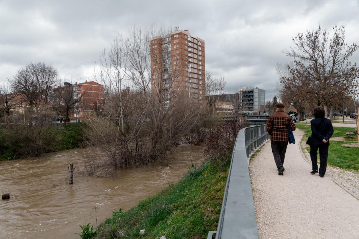 El Manzanares, crecido hasta su récord en pleno Madrid