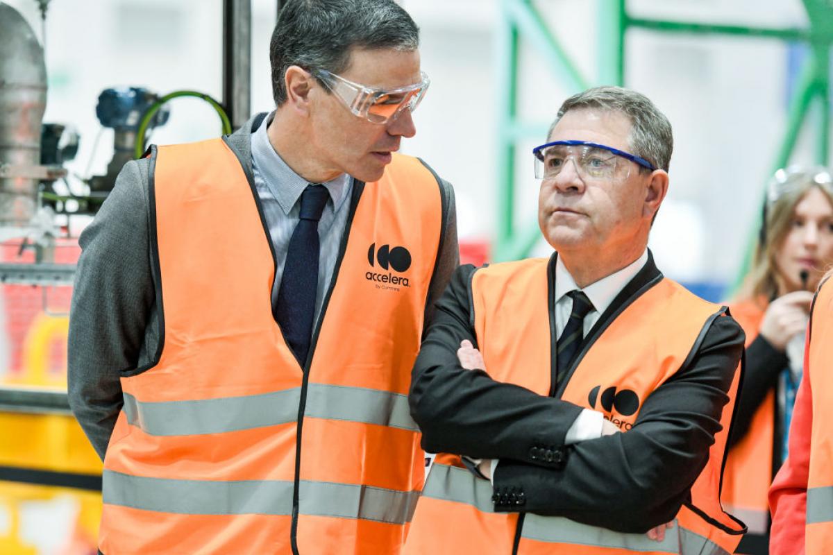 El presidente del Gobierno y el presidente de la Junta de Castilla-La Mancha, Pedro Sánchez y Emiliano García-Page, en una imagen de archivo a las instalaciones de Accelera by Cummins, en Guadalajara.