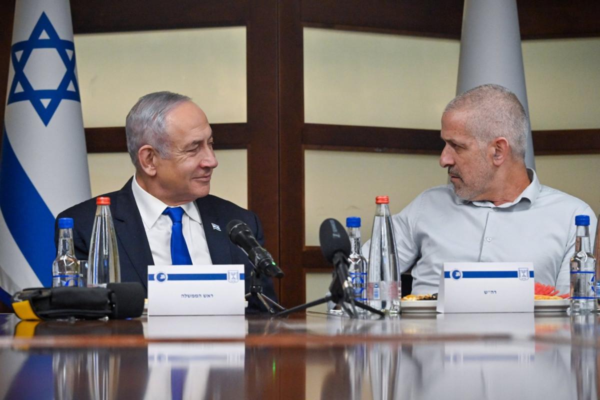 El Primer Ministro de Israel, Benjamin Netanyahu, conversa con el ex jefe del Shin Bet, Ronen Bar, en una imagen de archivo.