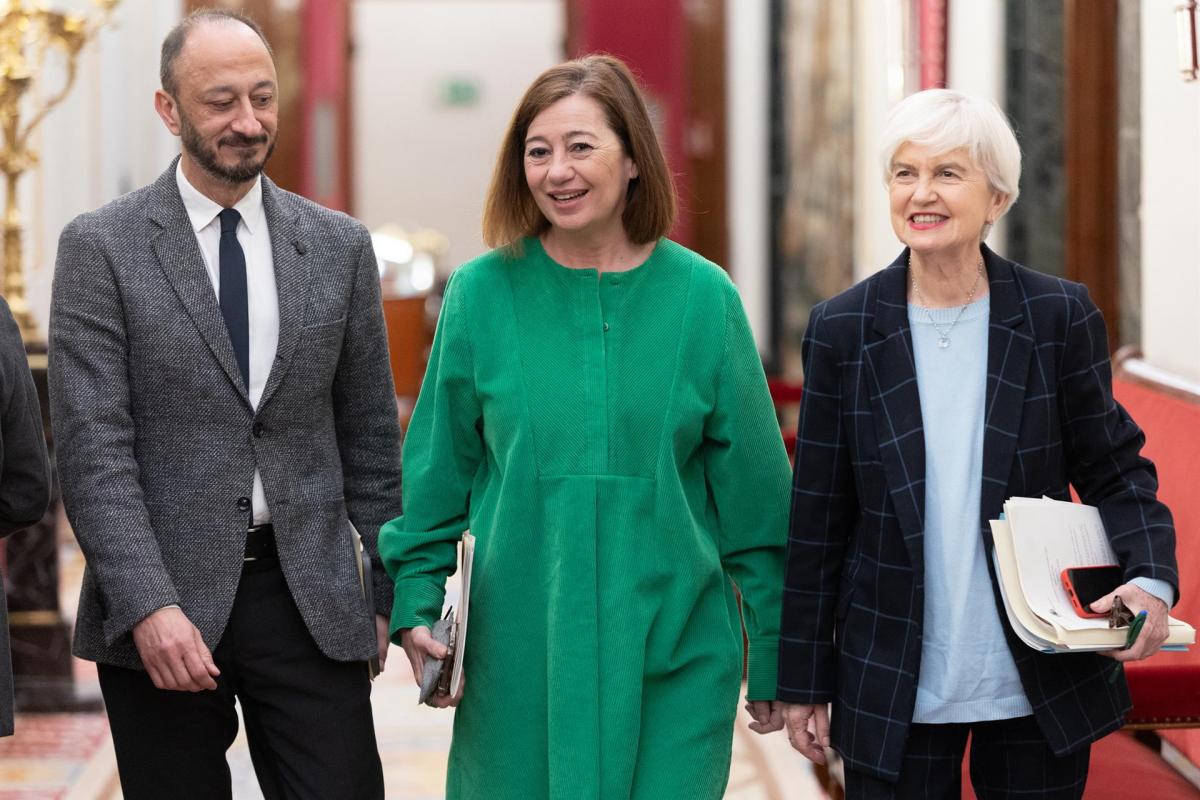 El vicepresidente primero de la Mesa del Congreso, Alfonso Rodríguez Gómez de Celis; la presidenta del Congreso, Francina Armengol y la secretaria segunda de la Mesa del Congreso, Isaura Leal