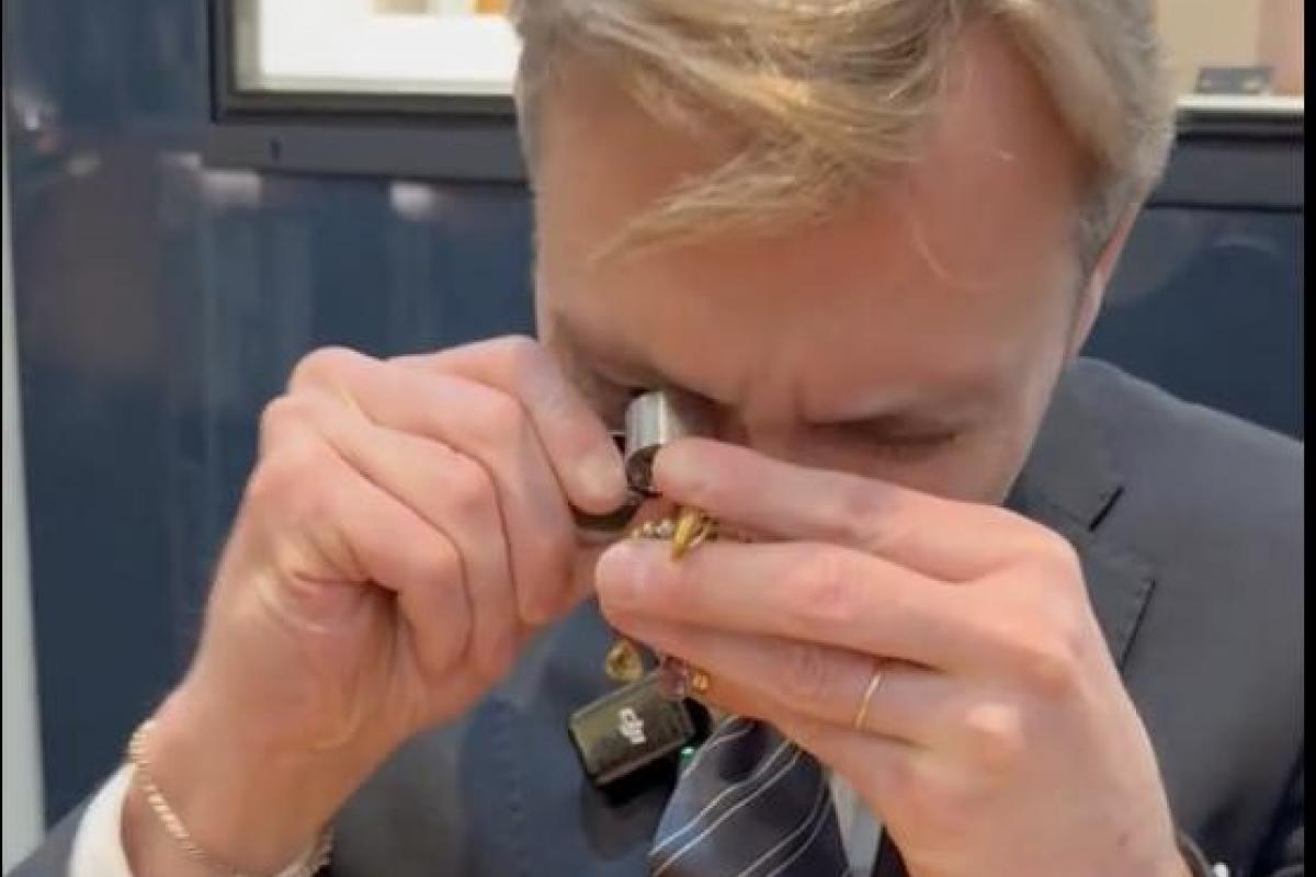 Un momento de la comprobación de la pieza en una joyería de Barcelona.