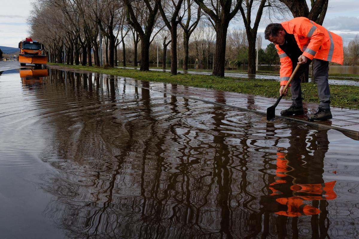 Carretera AV-900 cortada por la crecida de los ríos Adaja y Chico hoy en Ávila donde la Confederación Hidrográfica del Duero (CHD) ha puesto el aviso rojo este sábado