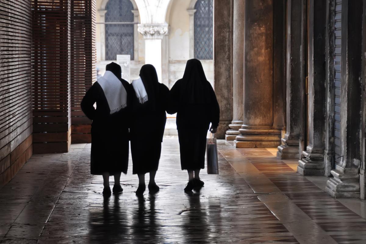 Imagen de archivo de tres religiosas en San Marco (Venecia, Italia).