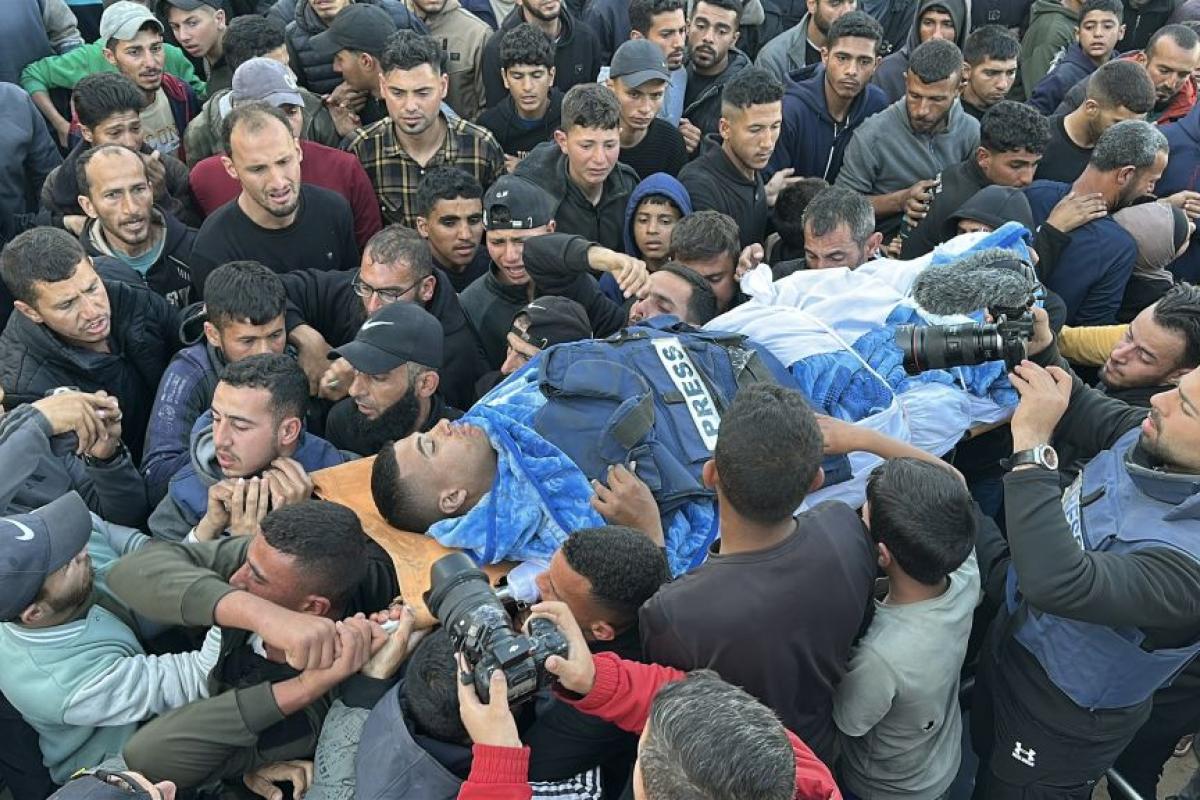 Hossam Shabat, reportero palestino asesinado por Israel en un bombardeo de precisión, durante el funeral.