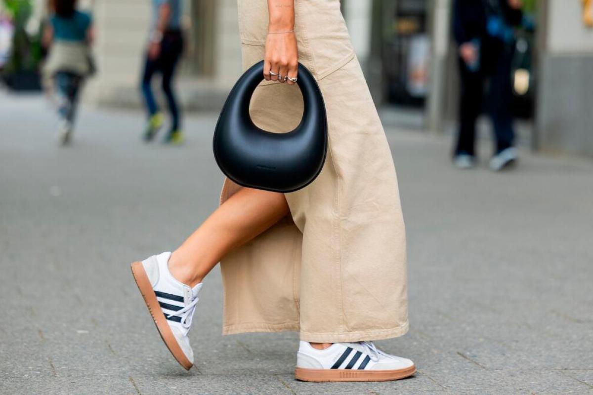 Una chica con sus Adidas caminando por la ciudad.