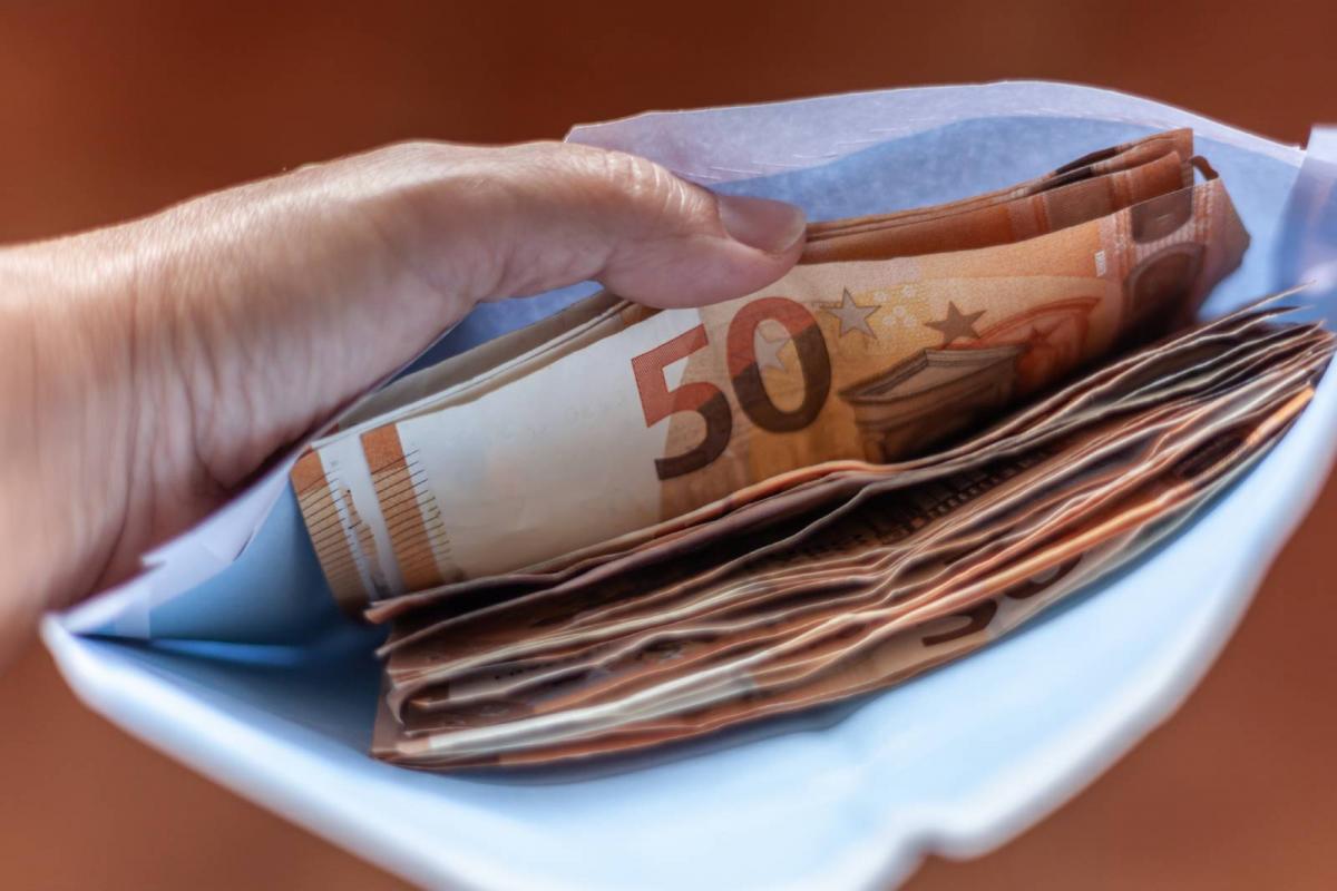 Sobre repleto de dinero