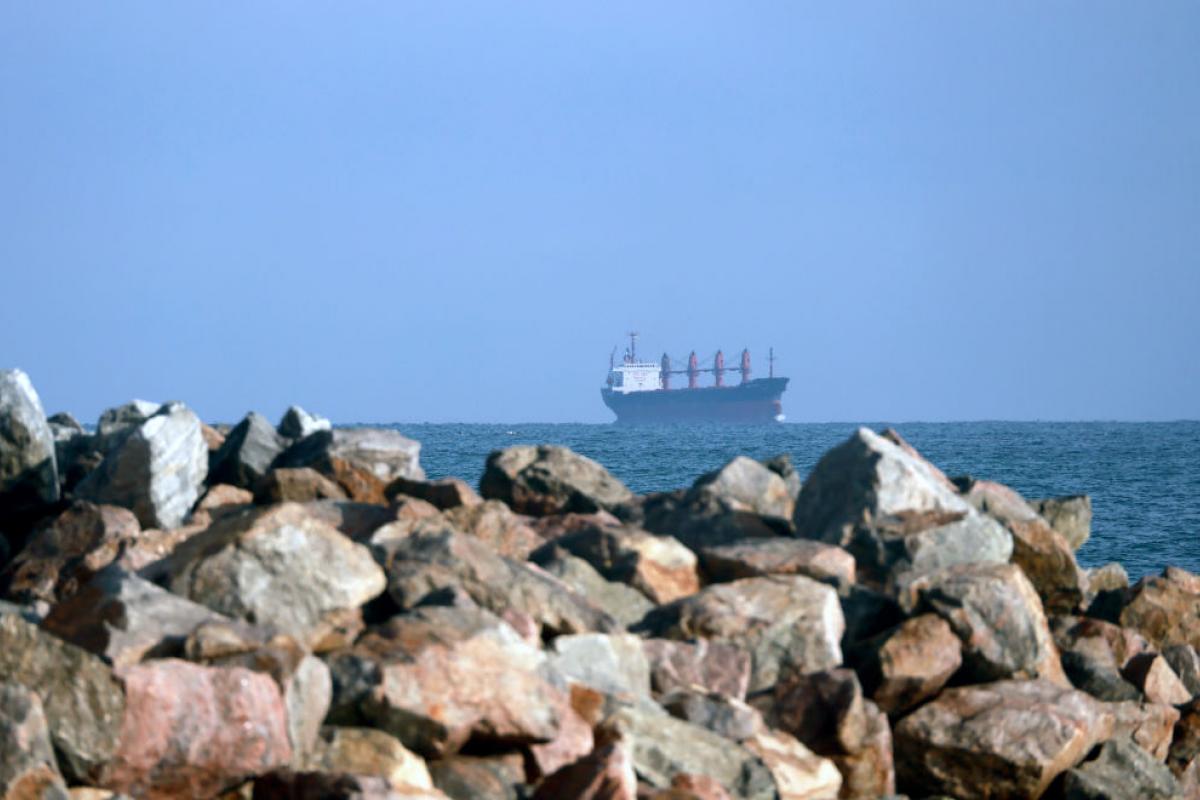 Un barco mercante, visto al fondo de la costa de Odesa (Ucrania), en el mar Negro, en una imagen de archivo