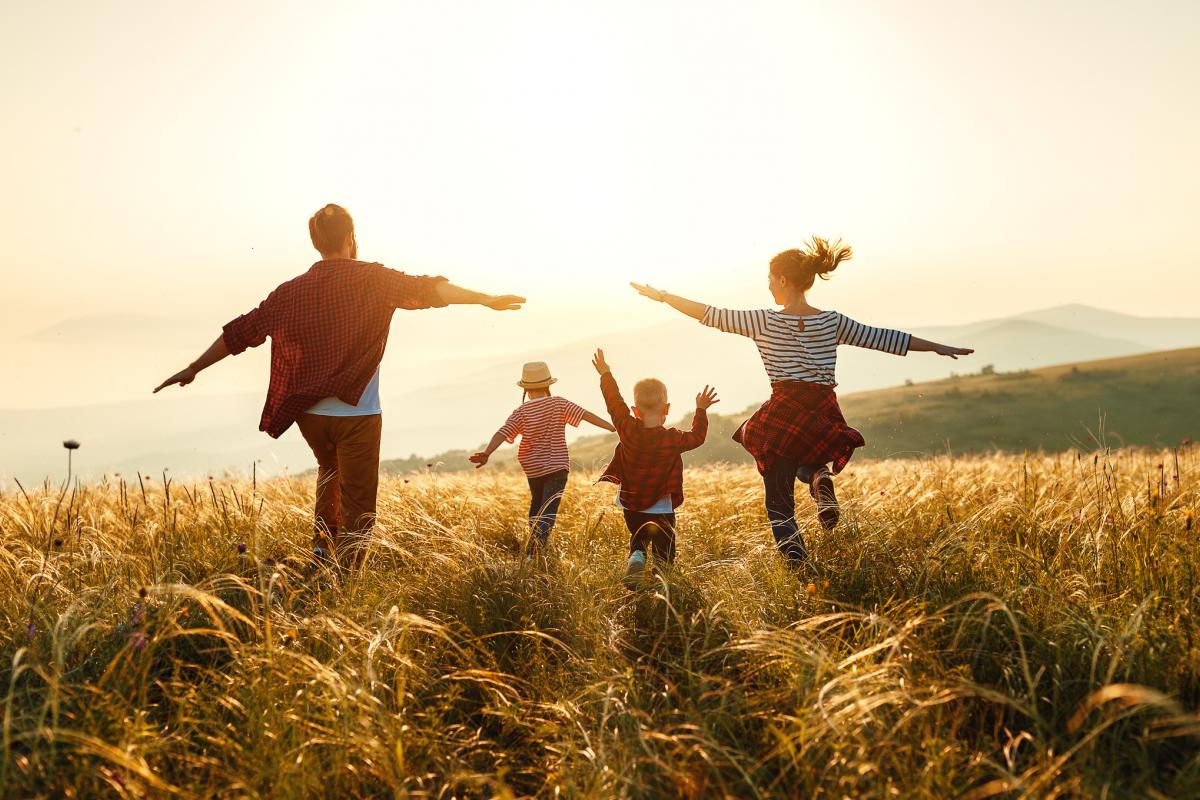 Una familia compartiendo un momento feliz.