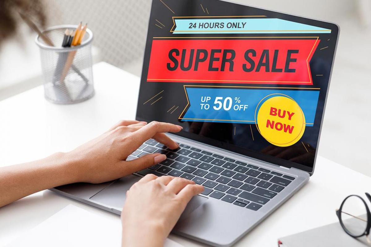 Un ordenador donde pone que hay rebajas en la pantalla.