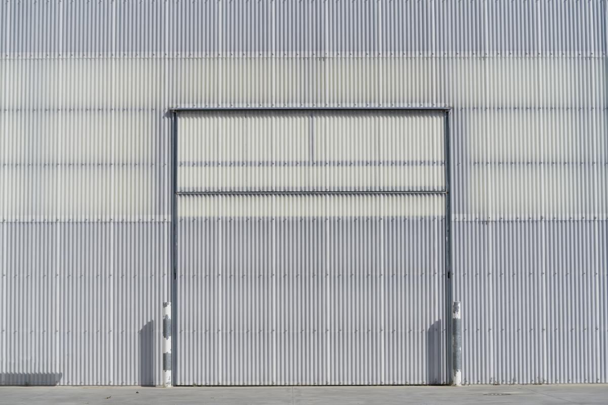 Imagen de archivo de una puerta metálica.