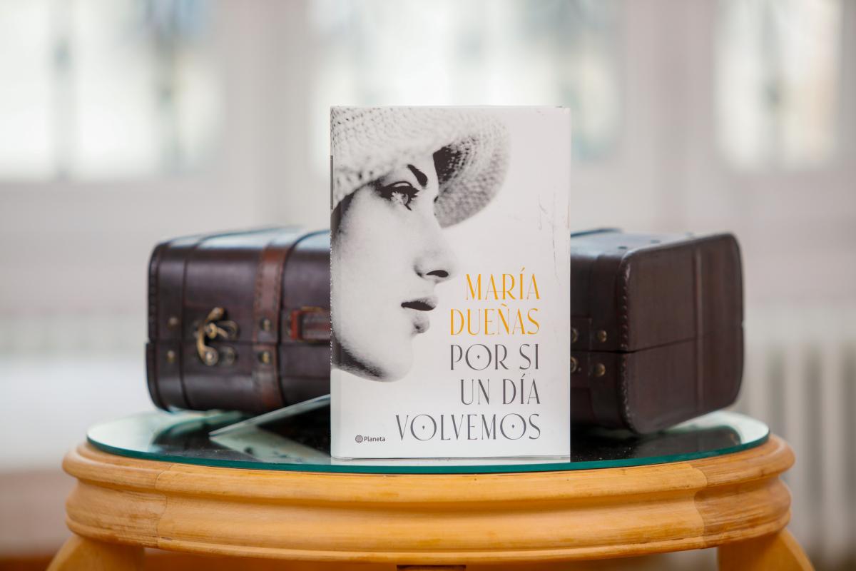 La nueva novela de María Dueñas, "Por si un día volvemos".