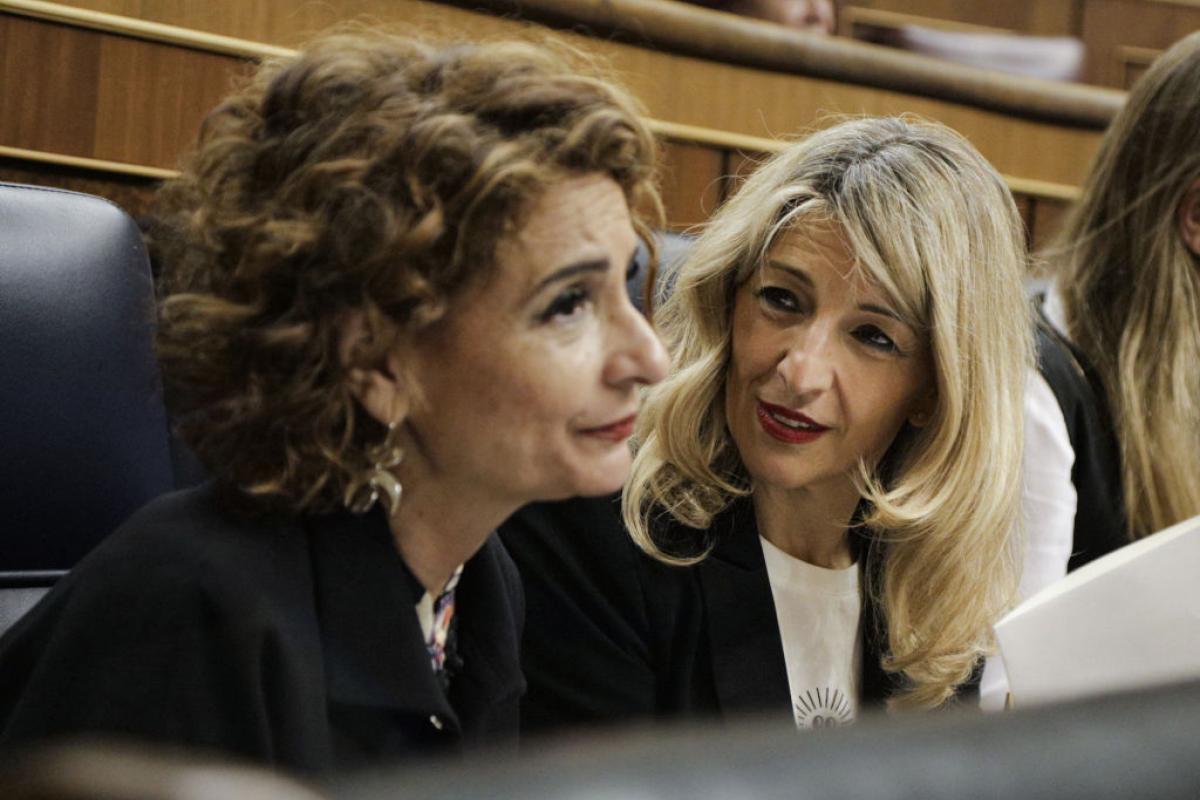 La vicepresidenta primera y ministra de Hacienda, María Jesús Montero, junto a la vicepresidenta segunda y ministra de Trabajo, Yolanda Díaz; en una imagen de archivo en el Congreso.
