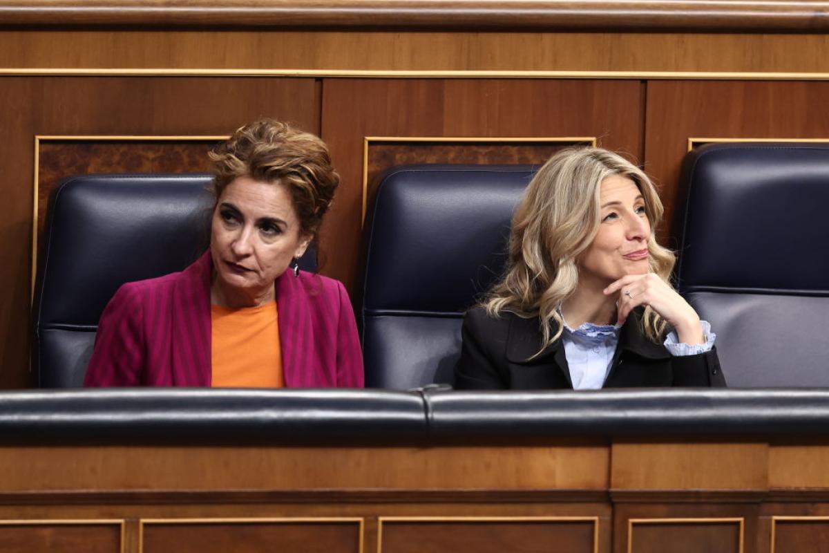 La vicepresidenta primera y ministra de Hacienda, María Jesús Montero, y la vicepresidenta segunda y ministra de Trabajo, Yolanda Díaz; en una imagen de archivo en el Congreso.