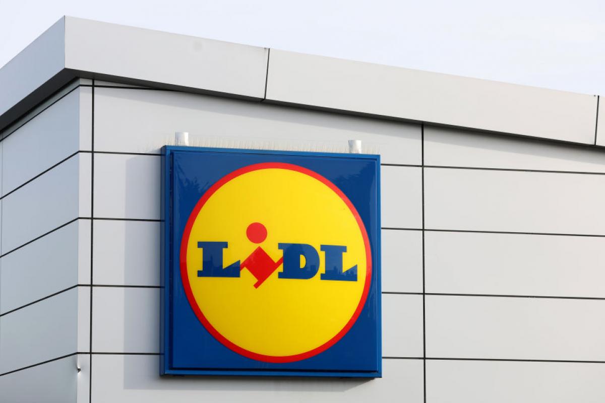 Logo de LIDL en la entrada de un supermercado